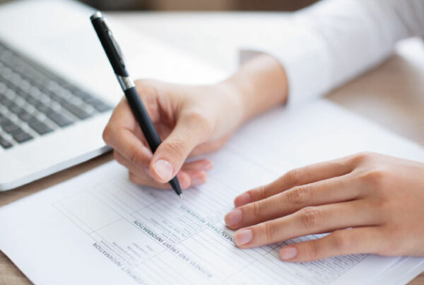 Una persona firmando su contrato de trabajo