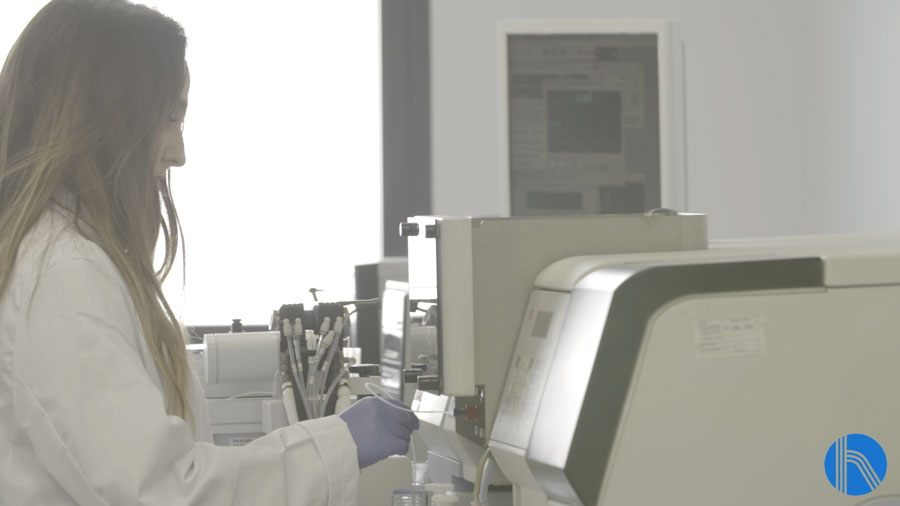 Técnico J. Huesa realizando análisis en laboratorio