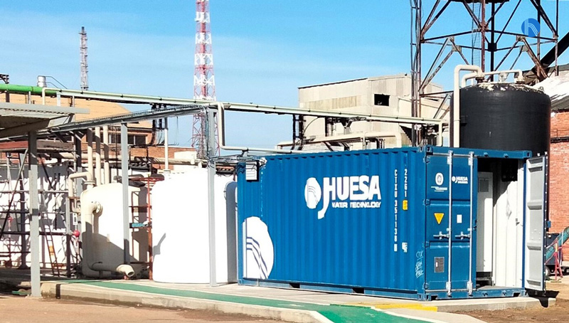 Degassing system to produce ultrapure water in the chemical industry