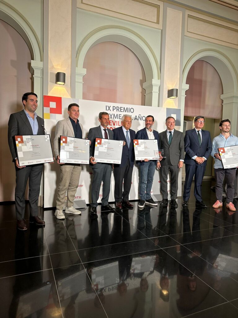 Foto en la que aparecen todos los premiados del Premio Pyme 2025